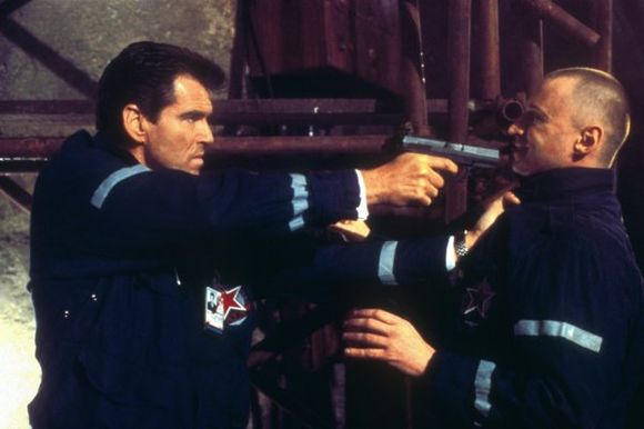 Robert Carlyle, Pierce Brosnan în The World is not Enough