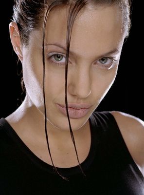 Angelina Jolie în Lara Croft: Tomb Raider