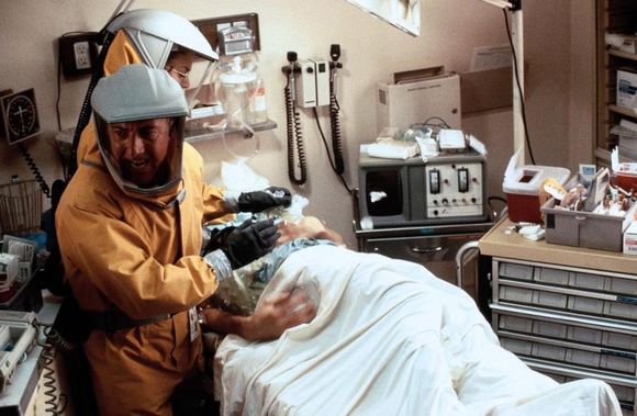 Dustin Hoffman în Outbreak
