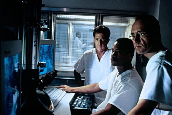 Dustin Hoffman, Cuba Gooding Jr., Kevin Spacey în Outbreak