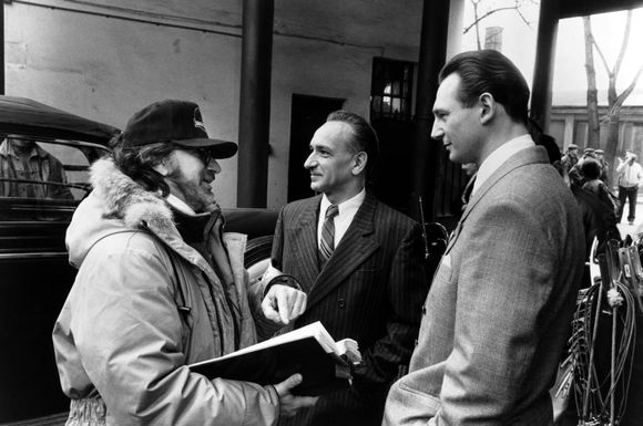 Ben Kingsley, Steven Spielberg, Liam Neeson în Schindler's List