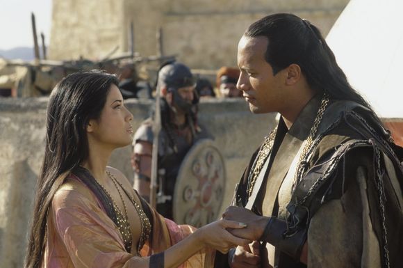 Dwayne Johnson, Kelly Hu în The Scorpion King