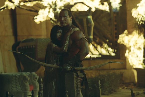 Dwayne Johnson, Kelly Hu în The Scorpion King