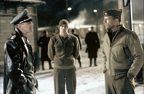 Marcel Iureș, Colin Farrell, Bruce Willis în Hart's War