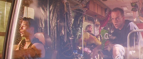 Guy Pearce, Hugo Weaving în The Adventures of Priscilla, Queen of the Desert