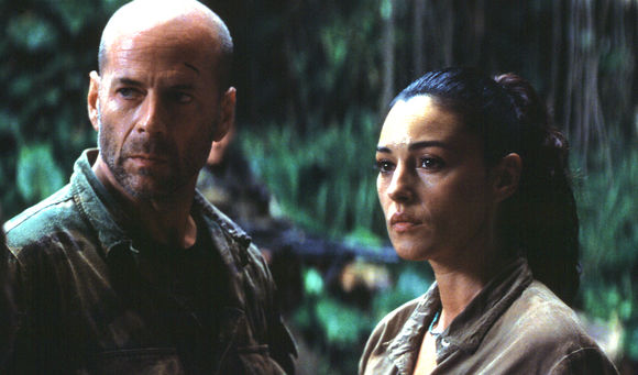 Bruce Willis, Monica Bellucci în Tears of the Sun