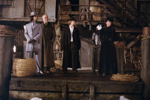 Sean Connery, Stuart Townsend, Shane West, Peta Wilson în The League of Extraordinary Gentlemen