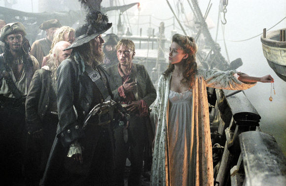 Geoffrey Rush, Keira Knightley în Pirates of the Caribbean: The Curse of the Black Pearl