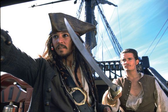 Johnny Depp, Orlando Bloom în Pirates of the Caribbean: The Curse of the Black Pearl