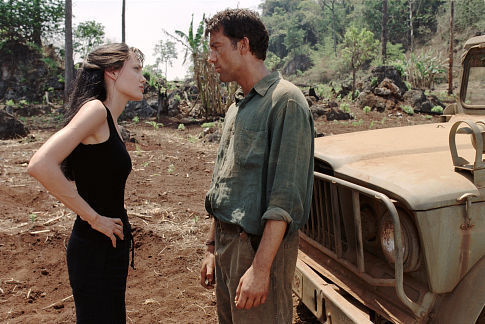 Angelina Jolie, Clive Owen în Beyond Borders