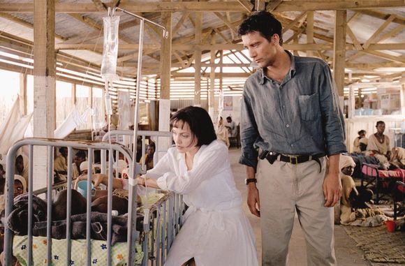 Angelina Jolie, Clive Owen în Beyond Borders