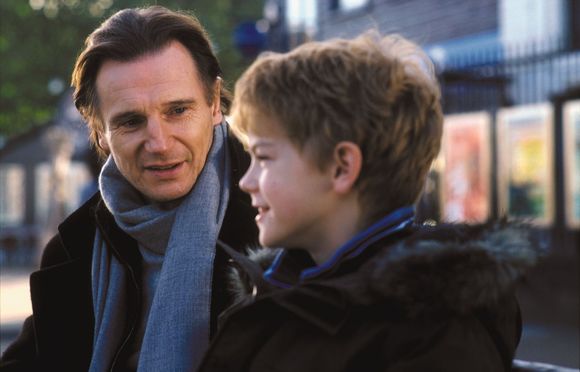 Liam Neeson, Thomas Brodie-Sangster în Love Actually