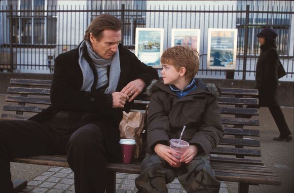 Liam Neeson, Thomas Brodie-Sangster în Love Actually