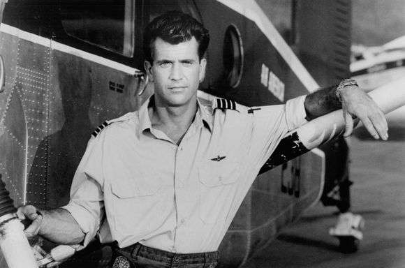 Mel Gibson în Air America