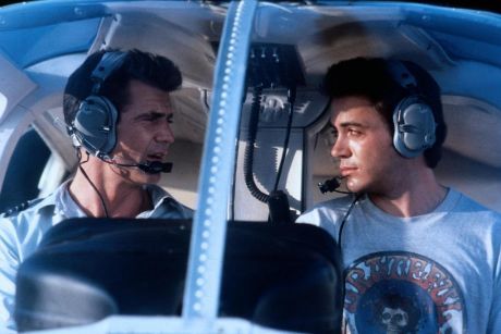 Mel Gibson, Robert Downey Jr. în Air America