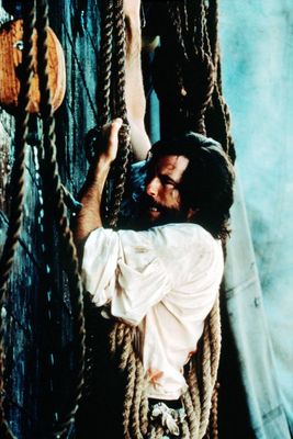 Pierce Brosnan în Robinson Crusoe