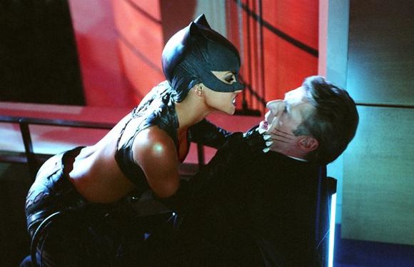 Halle Berry, Lambert Wilson în Catwoman