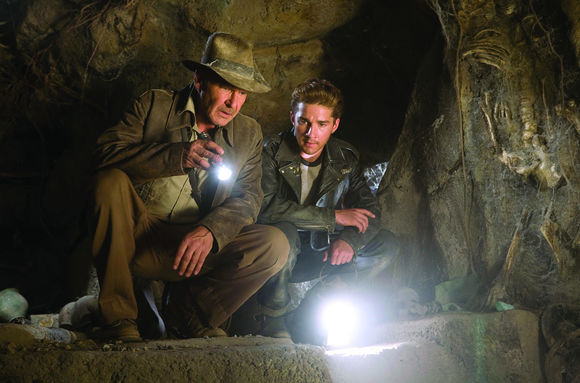 Harrison Ford, Shia LaBeouf în Indiana Jones and the The Kingdom of the Crystal Skull