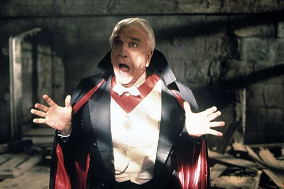 Leslie Nielsen în Dracula: Dead and Loving It