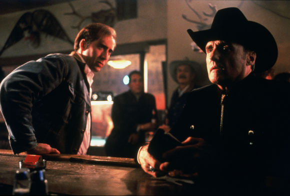 Nicolas Cage, Dennis Hopper în Red Rock West