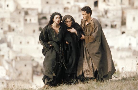 Monica Bellucci, Maia Morgenstern, Christo Jivkov în The Passion of the Christ