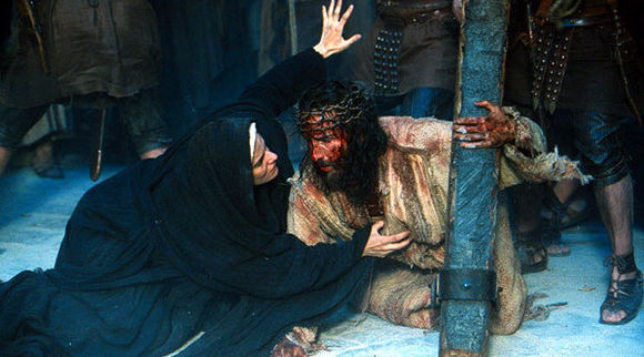 Jim Caviezel, Maia Morgenstern în The Passion of the Christ