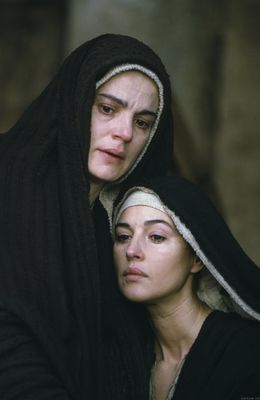 Monica Bellucci, Maia Morgenstern în The Passion of the Christ