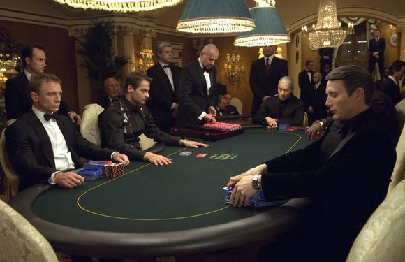 Daniel Craig, Mads Mikkelsen în Casino Royale