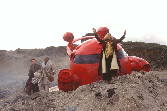 Sam Rockwell, Yasiin Bey, Martin Freeman în The Hitchhiker's Guide to the Galaxy
