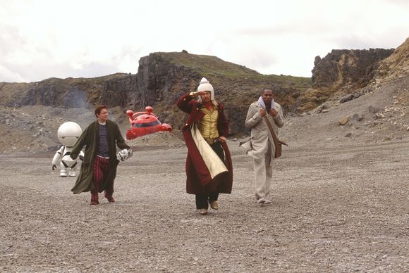 Sam Rockwell, Yasiin Bey, Martin Freeman în The Hitchhiker's Guide to the Galaxy
