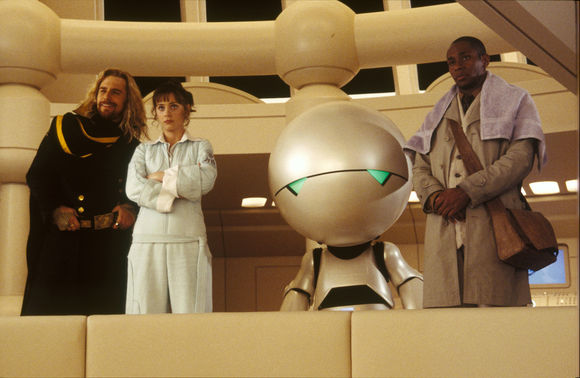 Sam Rockwell, Zooey Deschanel, Yasiin Bey în The Hitchhiker's Guide to the Galaxy