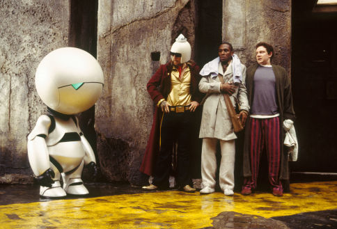 Sam Rockwell, Yasiin Bey, Martin Freeman în The Hitchhiker's Guide to the Galaxy