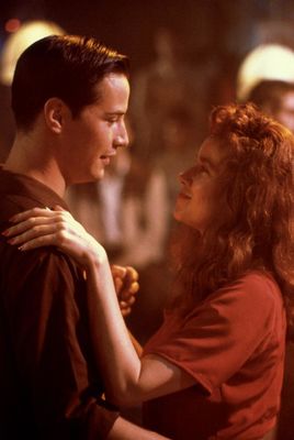 Keanu Reeves, Barbara Hershey în Tune in Tomorrow...