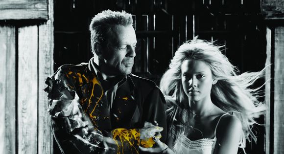 Bruce Willis, Jessica Alba în Sin City