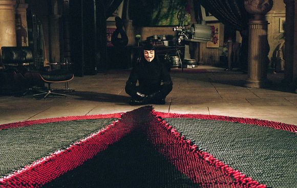 Hugo Weaving în V for Vendetta