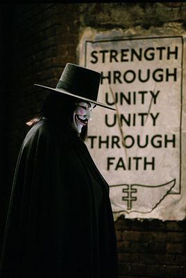 Hugo Weaving în V for Vendetta