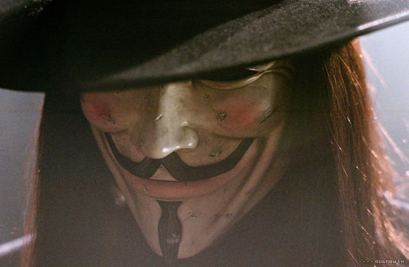 Hugo Weaving în V for Vendetta