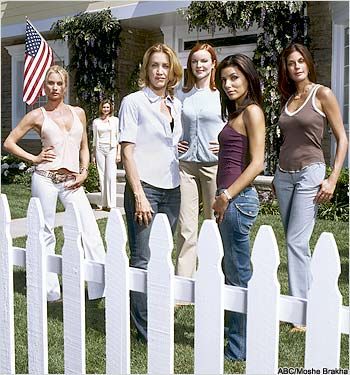 Teri Hatcher, Nicollette Sheridan, Felicity Huffman, Marcia Cross, Eva Longoria în Desperate Housewives