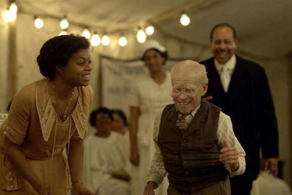 Brad Pitt, Taraji P. Henson în The Curious Case of Benjamin Button