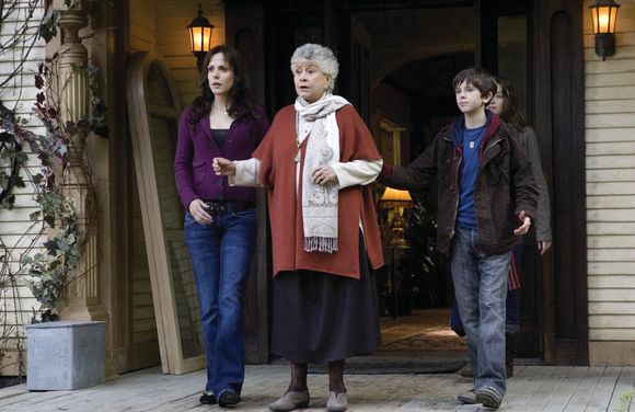 Mary-Louise Parker, Joan Plowright, Freddie Highmore în The Spiderwick Chronicles