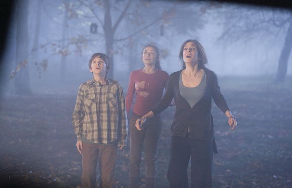 Freddie Highmore, Sarah Bolger, Mary-Louise Parker în The Spiderwick Chronicles