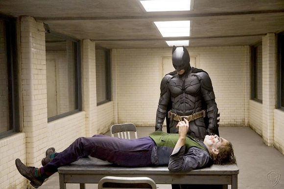 Christian Bale, Heath Ledger în The Dark Knight