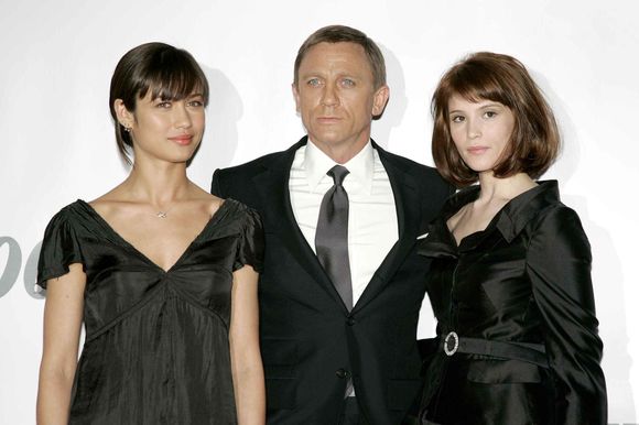 Daniel Craig, Olga Kurylenko, Gemma Arterton în Quantum of Solace