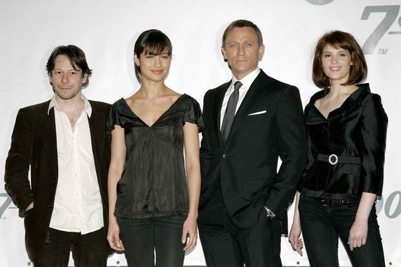 Mathieu Amalric, Olga Kurylenko, Daniel Craig, Gemma Arterton în Quantum of Solace