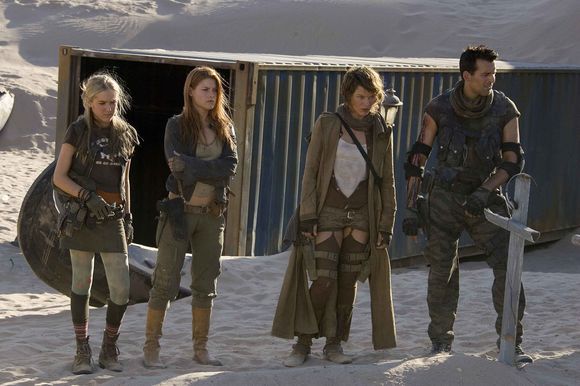 Spencer Locke, Ali Larter, Milla Jovovich, Oded Fehr în Resident Evil: Extinction