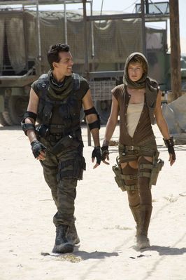 Oded Fehr, Milla Jovovich în Resident Evil: Extinction