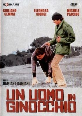 Un uomo in ginocchio