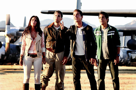John Turturro, Shia LaBeouf, Ramon Rodriguez, Megan Fox în Transformers: Revenge of the Fallen
