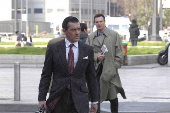 Antonio Banderas, Liam Neeson în The Other Man