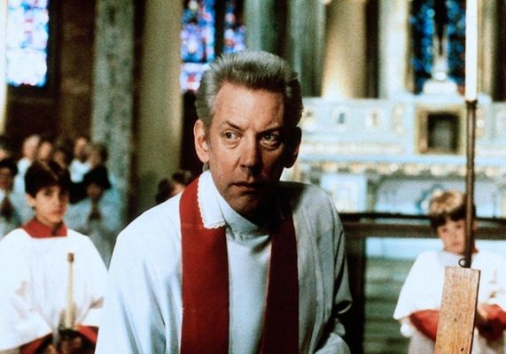 Donald Sutherland în The Rosary Murders